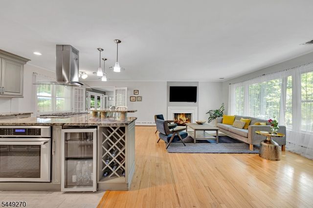 195 Old Somerset Rd, Watchung Boro, NJ 07069