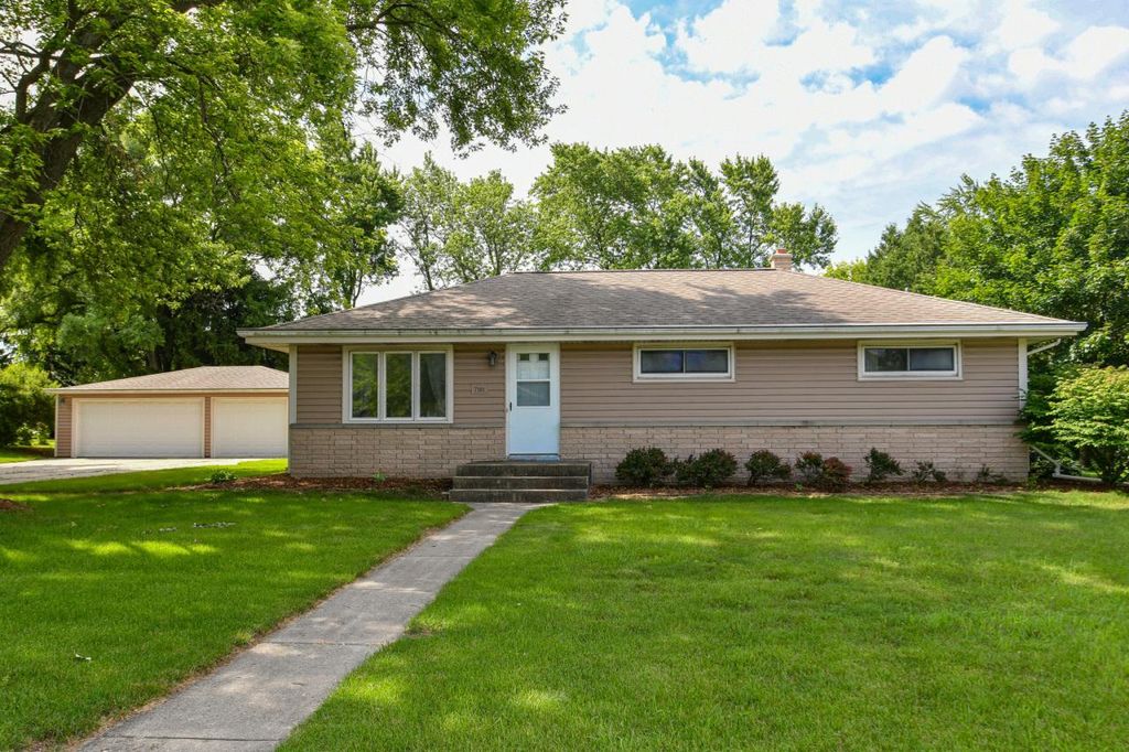 7101 W Layton AVENUE, Greenfield, WI 53220
