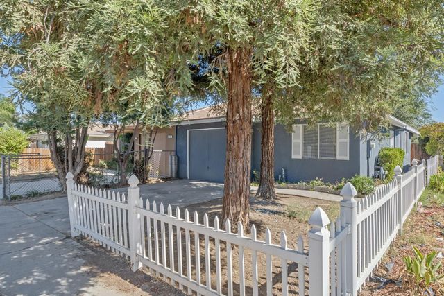 5451 W Santa Ana Avenue, Fresno, CA 93722