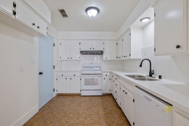 5451 W Santa Ana Avenue, Fresno, CA 93722