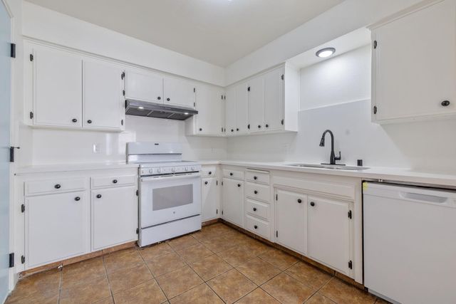 5451 W Santa Ana Avenue, Fresno, CA 93722