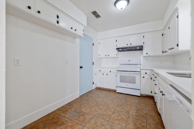 5451 W Santa Ana Avenue, Fresno, CA 93722