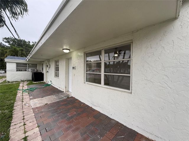 1942 NE 172nd St 1942, North Miami Beach, FL 33162