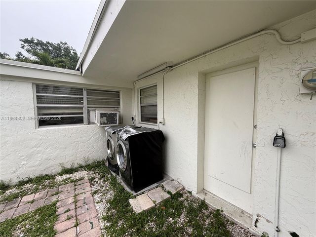 1942 NE 172nd St 1942, North Miami Beach, FL 33162