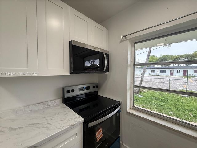 1942 NE 172nd St 1942, North Miami Beach, FL 33162