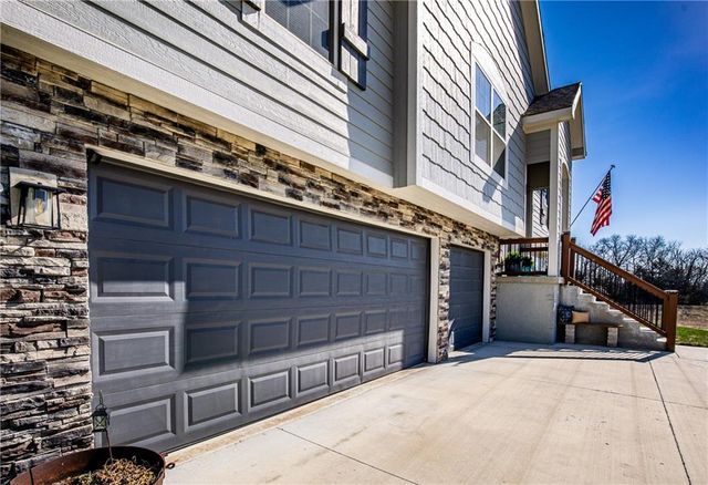 19934 W 221st Street, Spring Hill, KS 66083