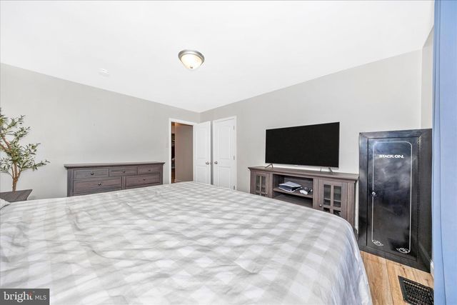 11863 WOLFSVILLE RD, Smithsburg, MD 21783