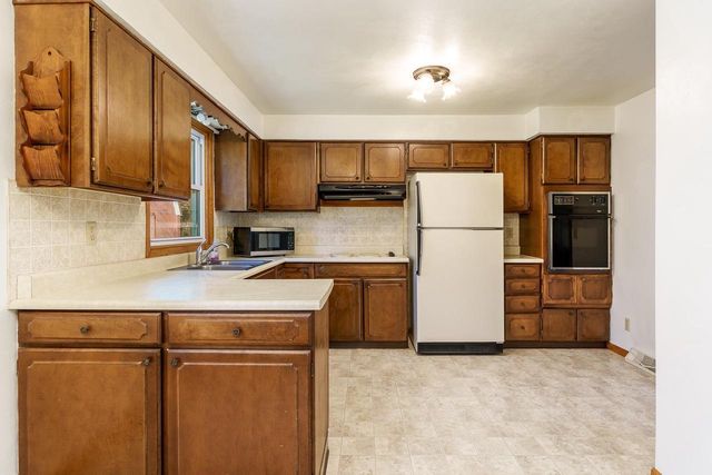 2821 W Memorial Drive, Janesville, WI 53548