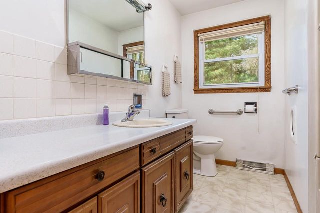 2821 W Memorial Drive, Janesville, WI 53548