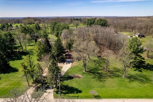 2821 W Memorial Drive, Janesville, WI 53548