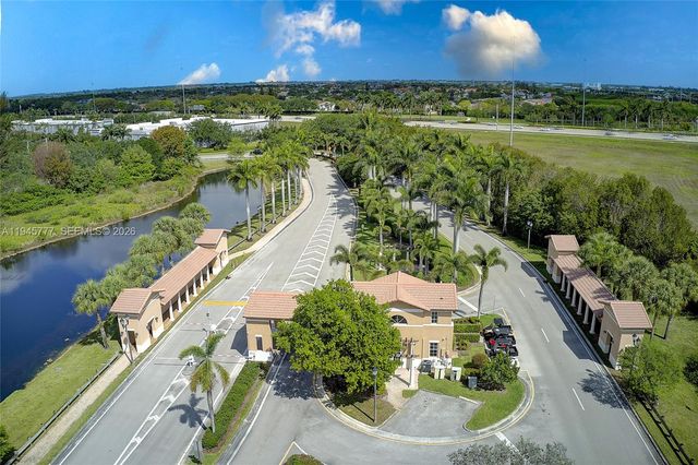 839 SW 147th Ter 5, Pembroke Pines, FL 33027