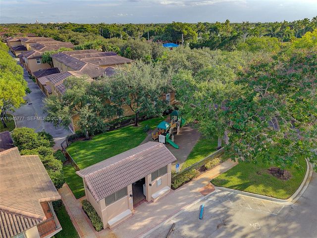 839 SW 147th Ter 5, Pembroke Pines, FL 33027