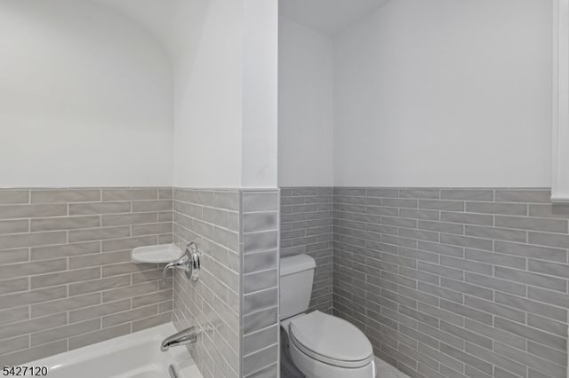 24 Wilton Ter, Verona Twp., NJ 07044