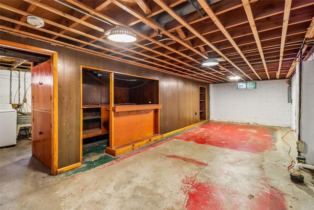 2443 Garfield Avenue, Des Moines, IA 50317