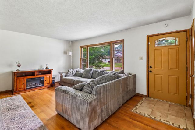 2443 Garfield Avenue, Des Moines, IA 50317