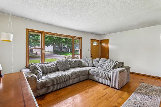 2443 Garfield Avenue, Des Moines, IA 50317