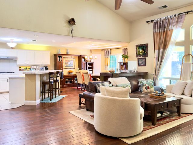 1555 E Emerald Avenue, Fresno, CA 93720