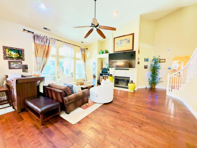 1555 E Emerald Avenue, Fresno, CA 93720