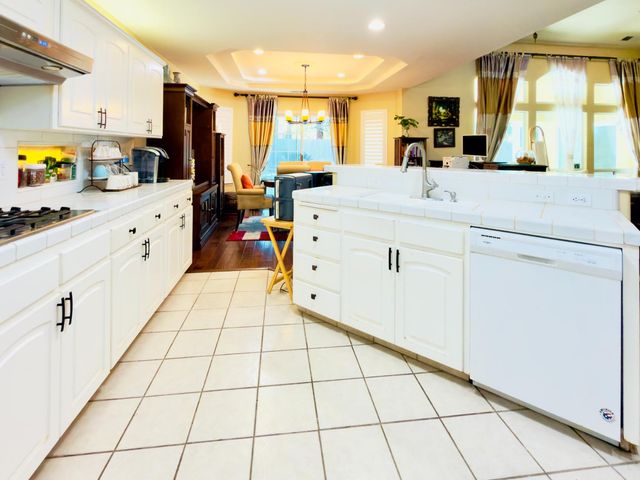 1555 E Emerald Avenue, Fresno, CA 93720