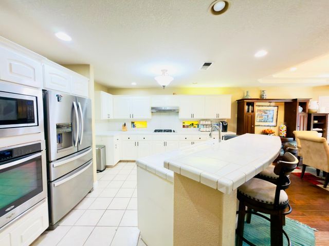 1555 E Emerald Avenue, Fresno, CA 93720