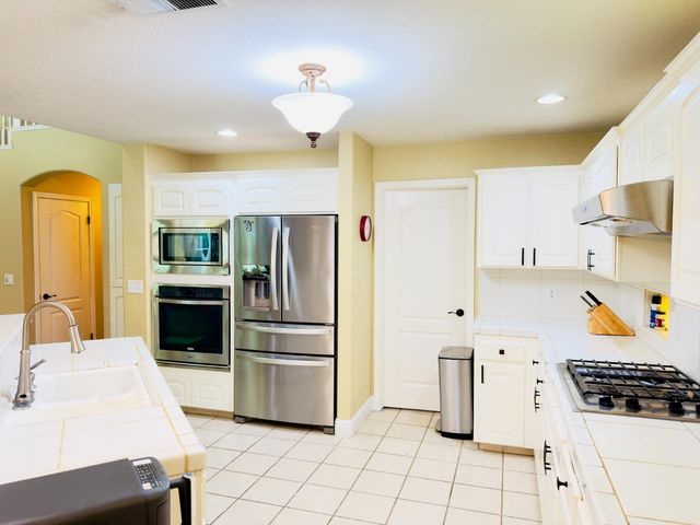 1555 E Emerald Avenue, Fresno, CA 93720