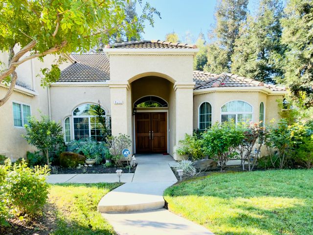 1555 E Emerald Avenue, Fresno, CA 93720