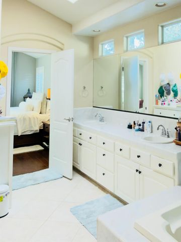 1555 E Emerald Avenue, Fresno, CA 93720