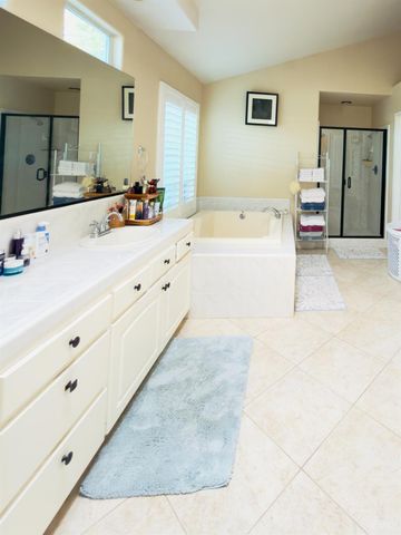 1555 E Emerald Avenue, Fresno, CA 93720