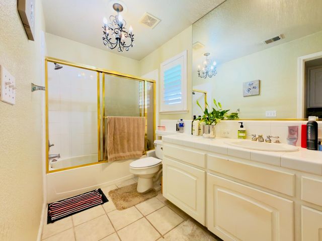 1555 E Emerald Avenue, Fresno, CA 93720