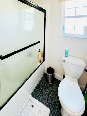 1555 E Emerald Avenue, Fresno, CA 93720