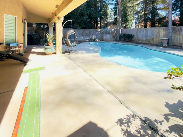 1555 E Emerald Avenue, Fresno, CA 93720