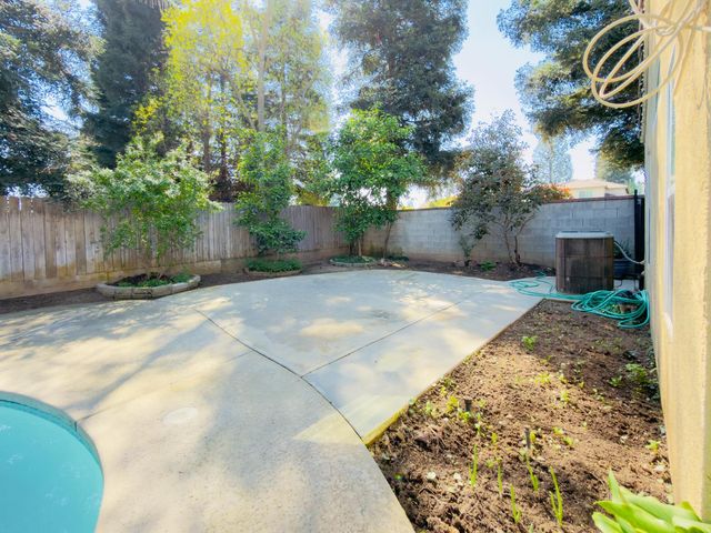 1555 E Emerald Avenue, Fresno, CA 93720