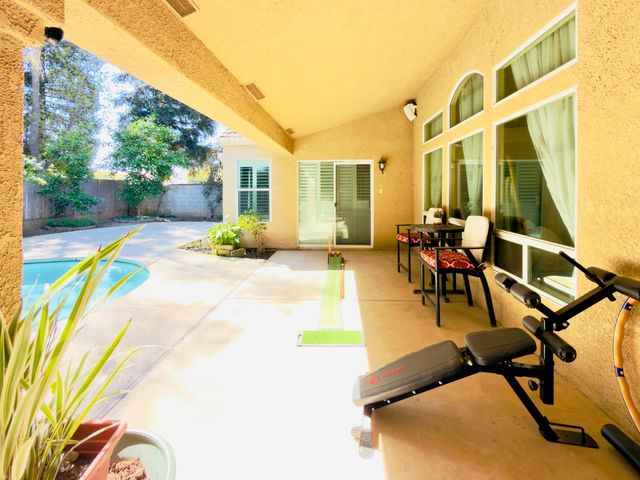 1555 E Emerald Avenue, Fresno, CA 93720