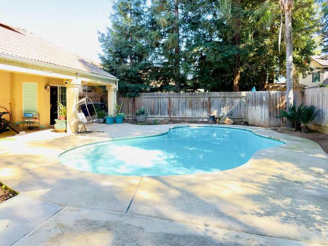 1555 E Emerald Avenue, Fresno, CA 93720
