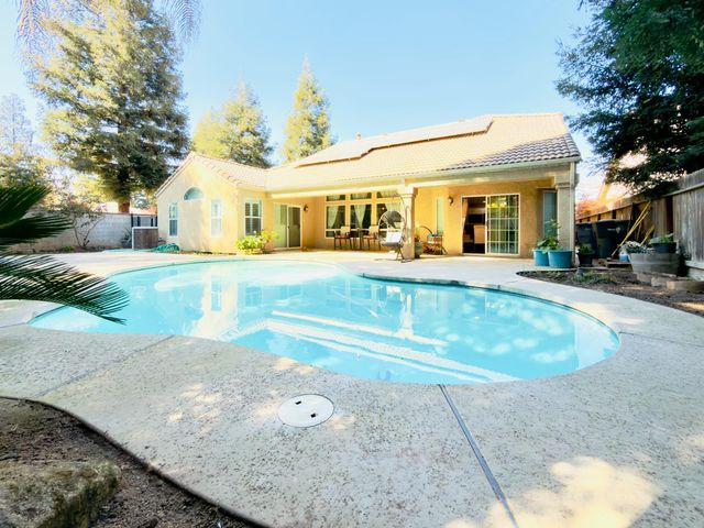 1555 E Emerald Avenue, Fresno, CA 93720