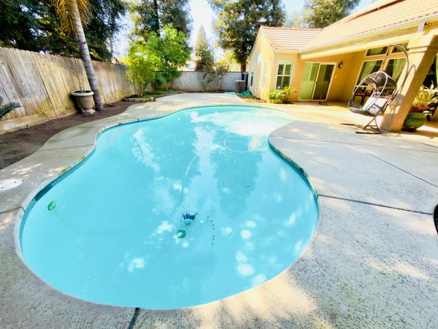 1555 E Emerald Avenue, Fresno, CA 93720