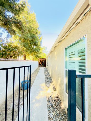 1555 E Emerald Avenue, Fresno, CA 93720