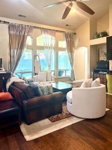 1555 E Emerald Avenue, Fresno, CA 93720