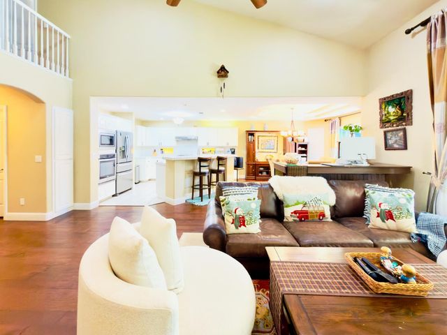 1555 E Emerald Avenue, Fresno, CA 93720