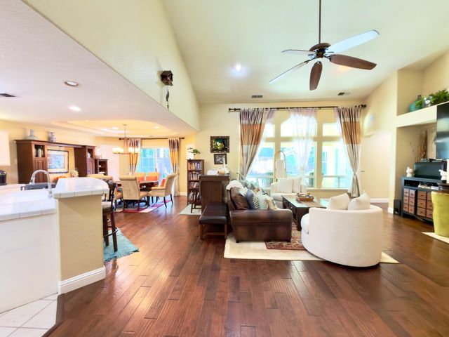 1555 E Emerald Avenue, Fresno, CA 93720