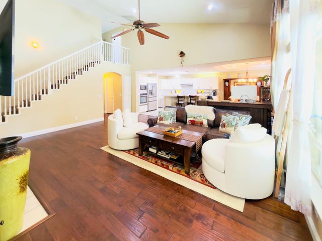 1555 E Emerald Avenue, Fresno, CA 93720