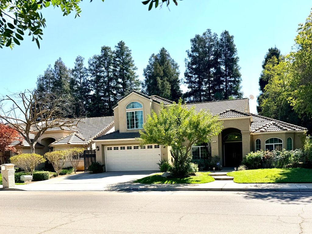 1555 E Emerald Avenue, Fresno, CA 93720