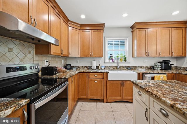 7730 LEONARD DR, Falls Church, VA 22043