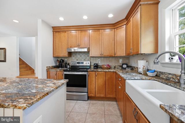 7730 LEONARD DR, Falls Church, VA 22043