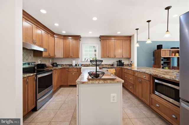 7730 LEONARD DR, Falls Church, VA 22043
