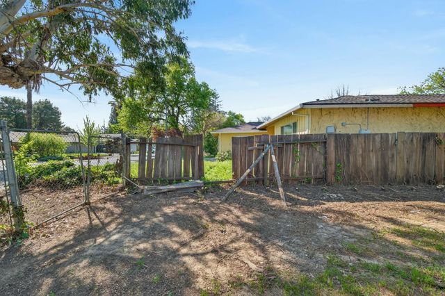 2802 Layton Dr, Davis, CA 95618
