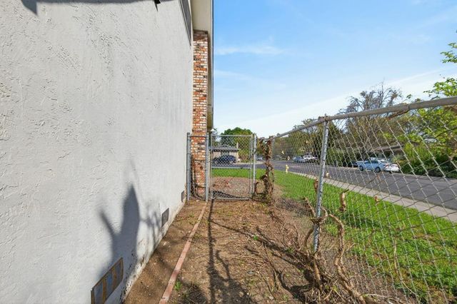 2802 Layton Dr, Davis, CA 95618