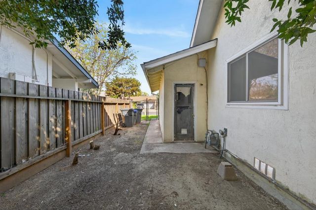 2802 Layton Dr, Davis, CA 95618