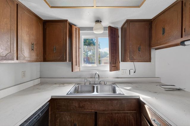 2802 Layton Dr, Davis, CA 95618