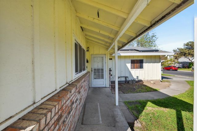 2802 Layton Dr, Davis, CA 95618